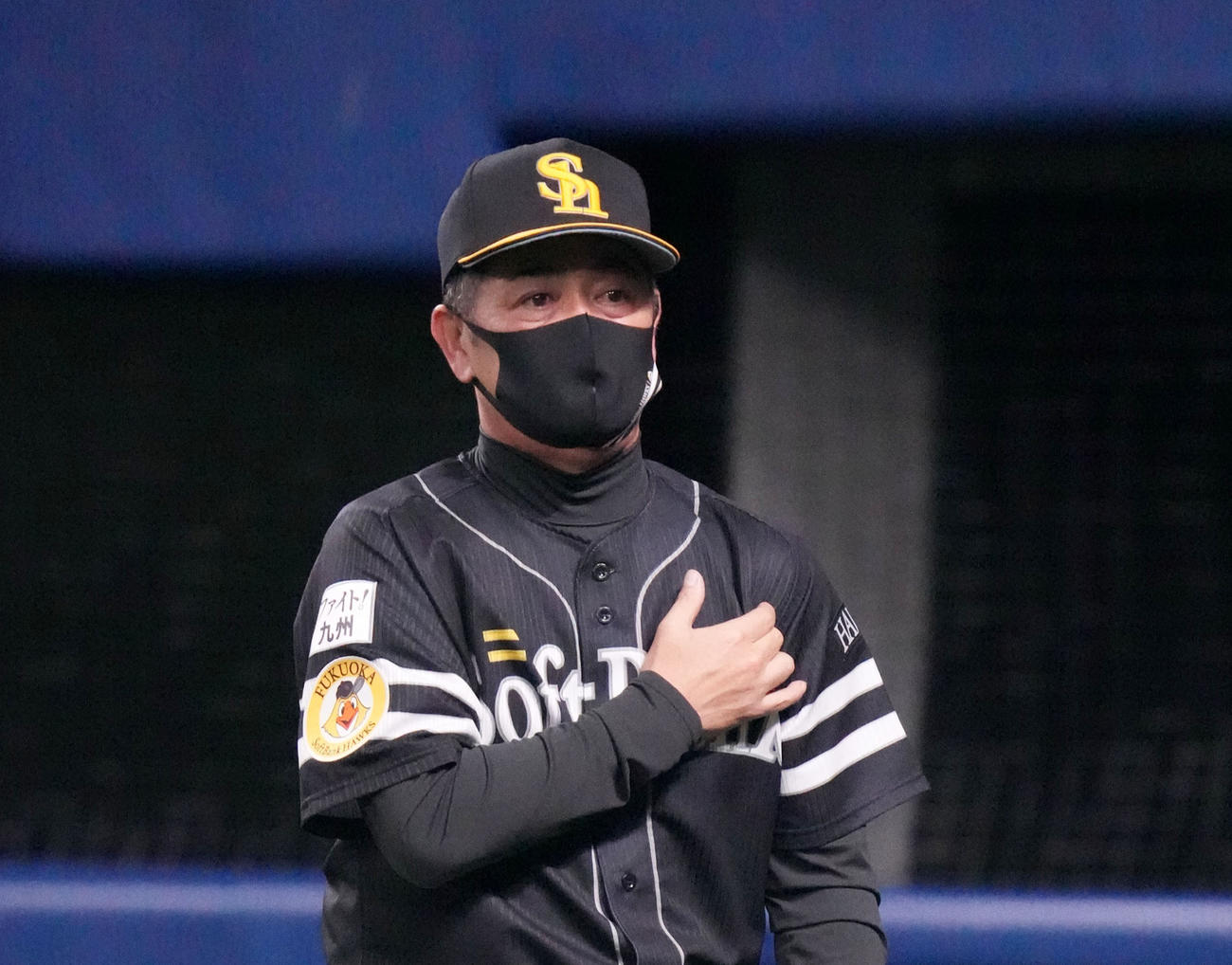 4回裏中日無死、投手交代を告げる工藤監督（撮影・森本幸一）