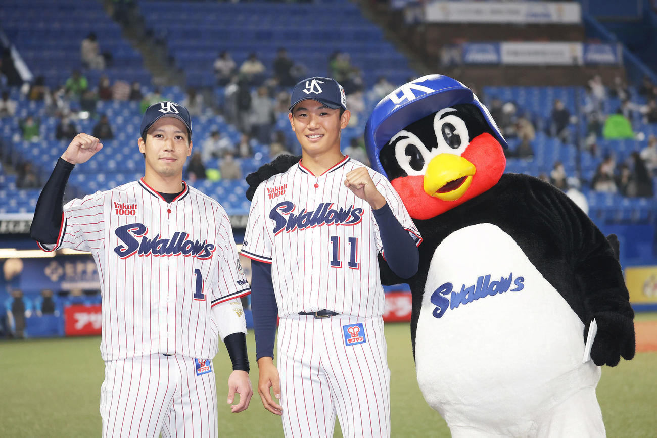 ヤクルト対日本ハム　勝利インタビュー後にポーズをとる、左から山田、奥川、つば九郎（撮影・河田真司）