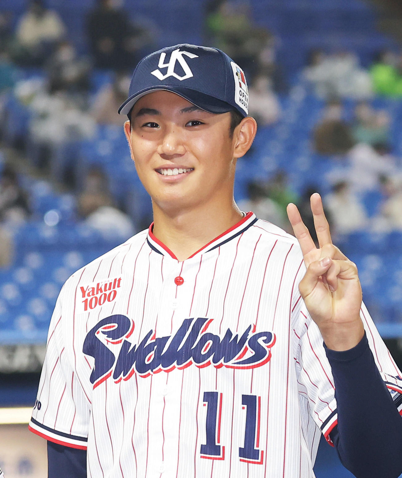 ヤクルト対日本ハム　勝利インタビュー後にピースで写真に納まるヤクルト奥川（撮影・河田真司）