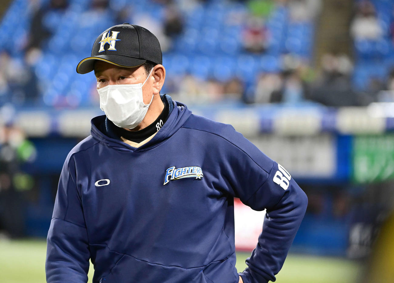 ヤクルト対日本ハム　グラウンドを引き揚げる日本ハム栗山監督（撮影・小沢裕）