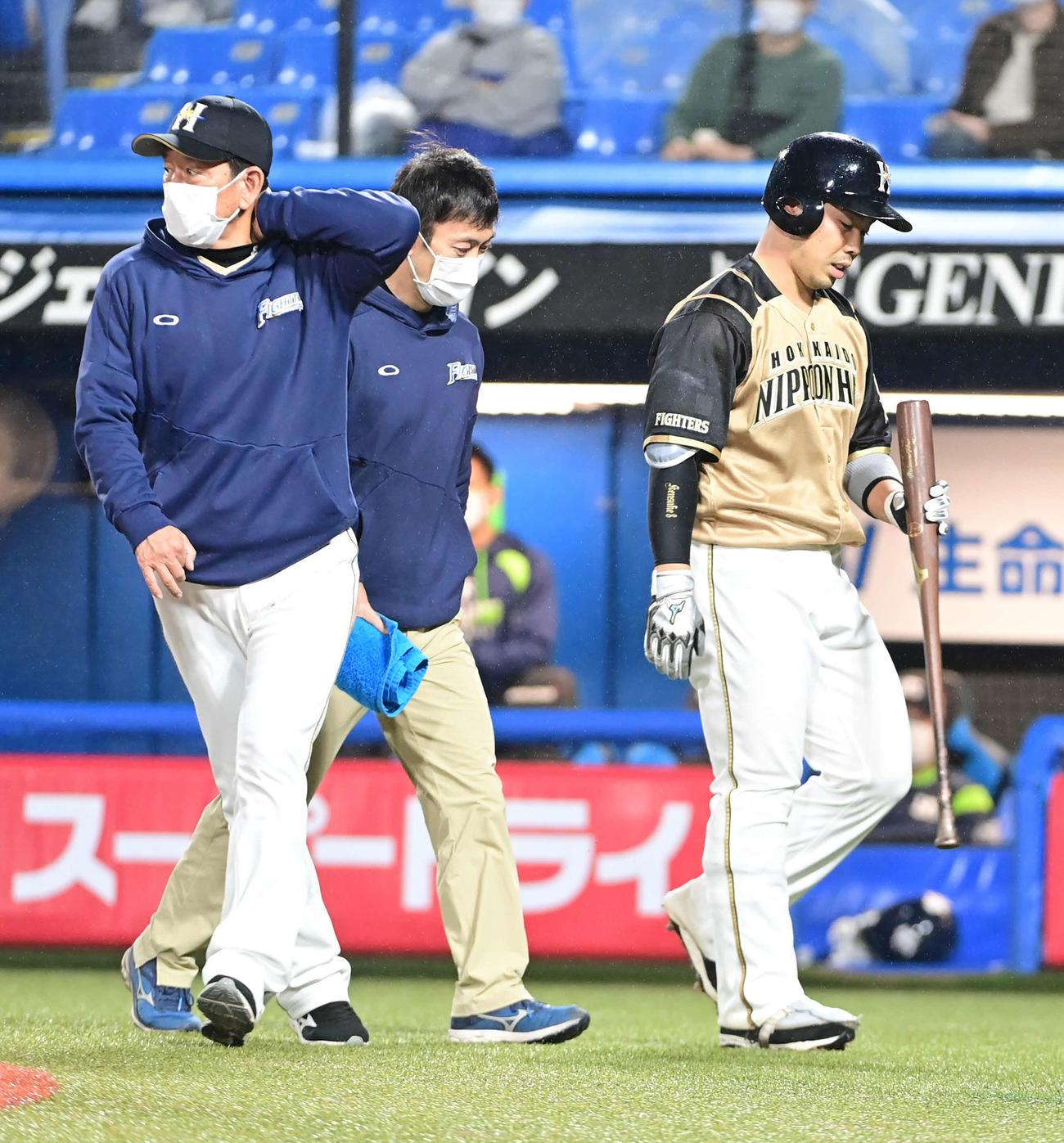 ヤクルト対日本ハム　6回表日本ハム1死、近藤は治療のためベンチへ引き揚げる。左は栗山監督（撮影・小沢裕）