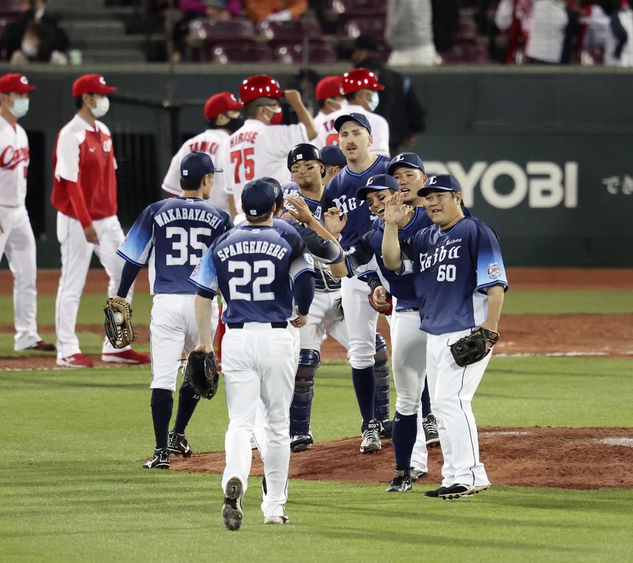 広島と引き分け、タッチを交わす西武ナイン（共同）