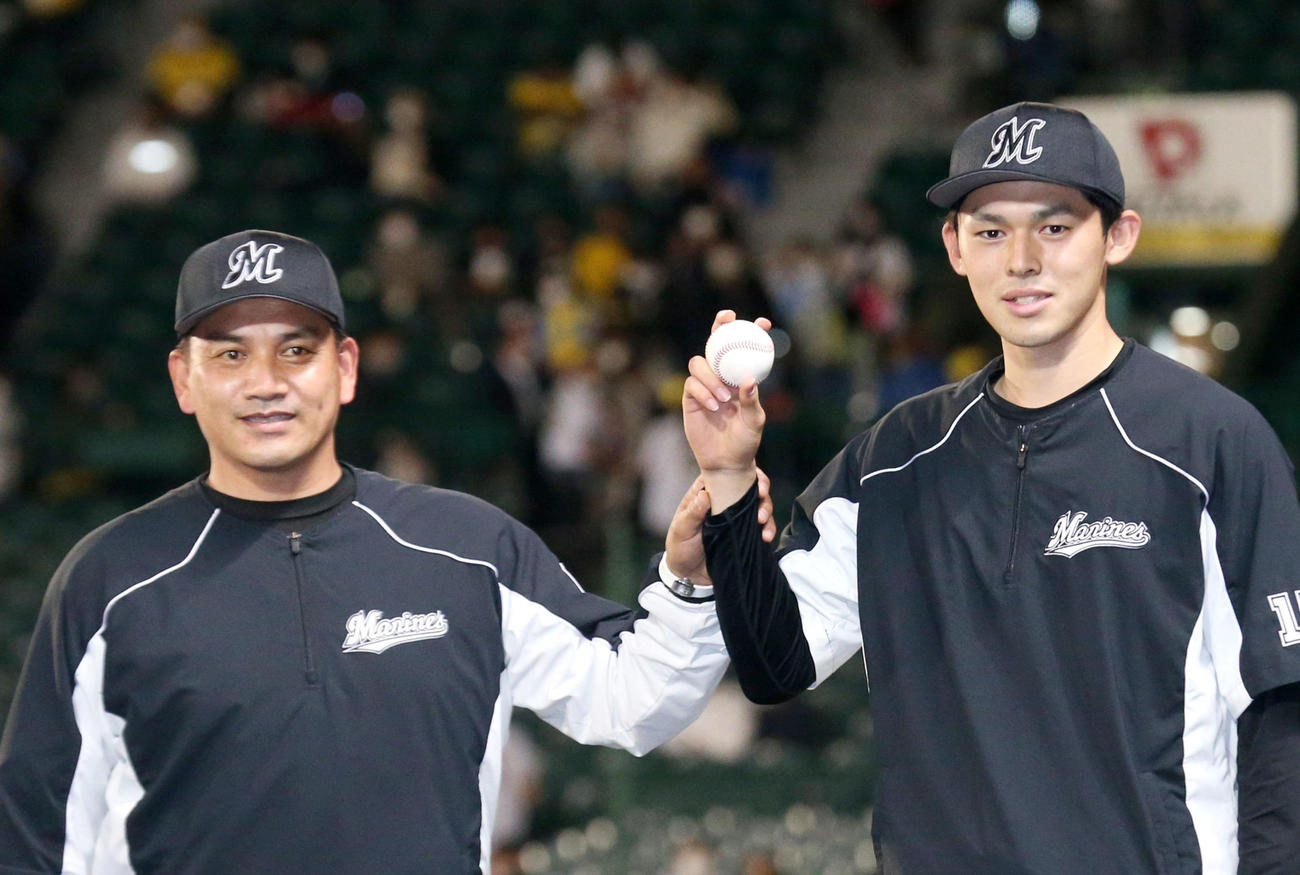 阪神対ロッテ　甲子園球場でプロ初勝利を挙げた佐々木朗（右）は井口監督とウイニングボールを手に記念撮影に納まる（撮影・上山淳一）