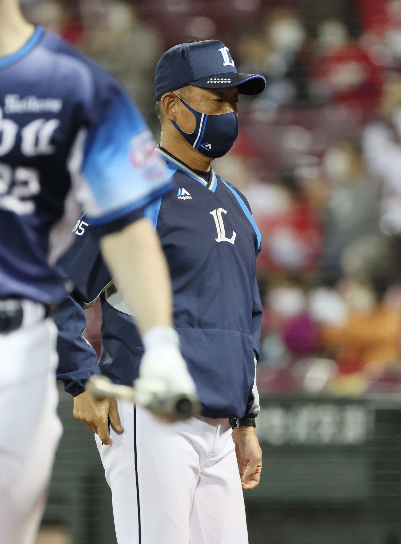 広島対西武　9回裏、交代を告げ、ベンチに戻る辻監督（撮影・加藤孝規）