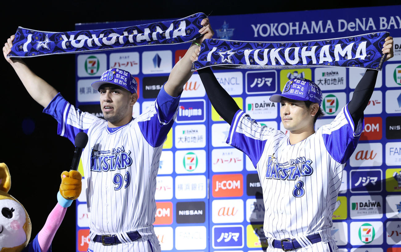 DeNA対オリックス　オリックスに勝利しお立ち台でポーズを決めるDeNAソト（左）と神里（撮影・垰建太）