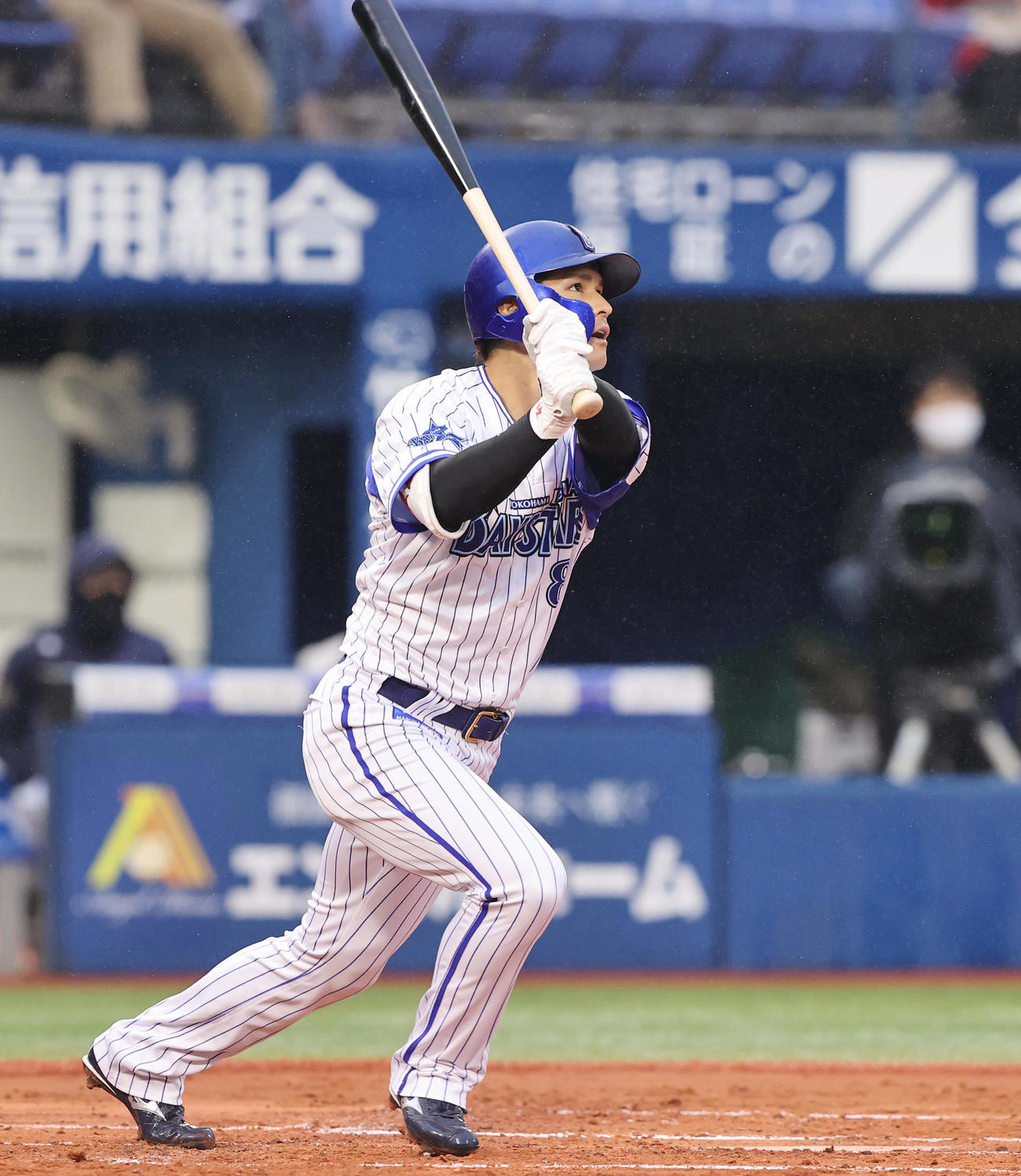 DeNA対オリックス　1回裏DeNA無死、右越えソロ本塁打を放つ神里（撮影・垰建太）