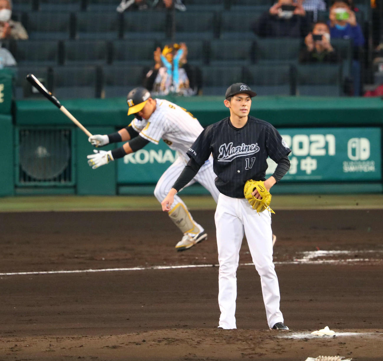 阪神対ロッテ　2回裏阪神無死一、三塁、佐々木朗は佐藤輝に同点適時打を浴びる（撮影・宮崎幸一）