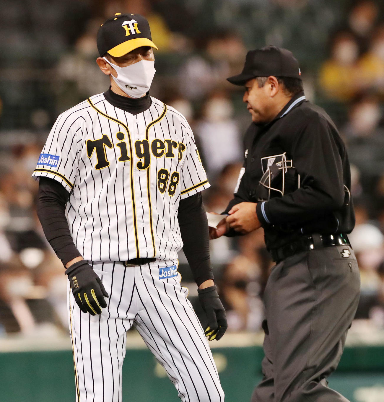 阪神対ロッテ　6回表ロッテ2死二塁、矢野監督は投手交代を告げる（撮影・加藤哉）