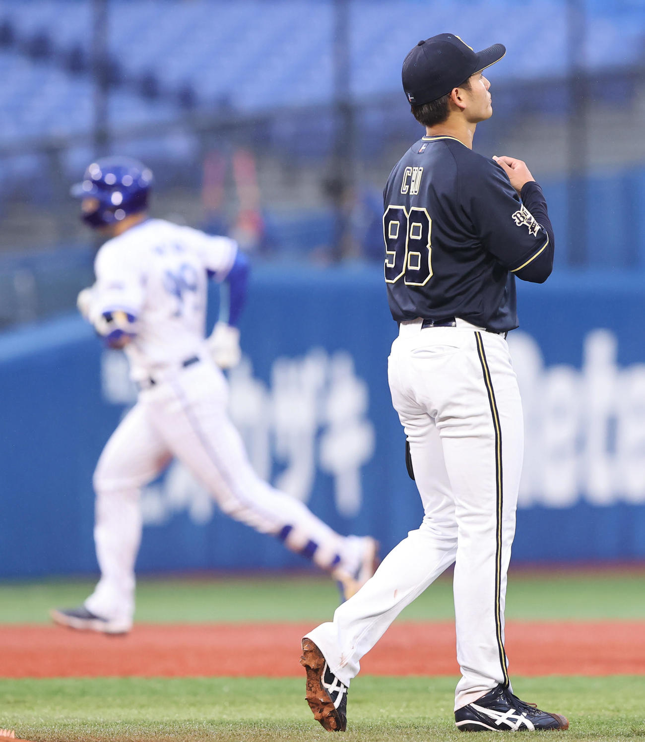 DeNA対オリックス　1回裏DeNA2死一、三塁、ネフタリ・ソト（左）に3点本塁打を浴びる張（撮影・垰建太）