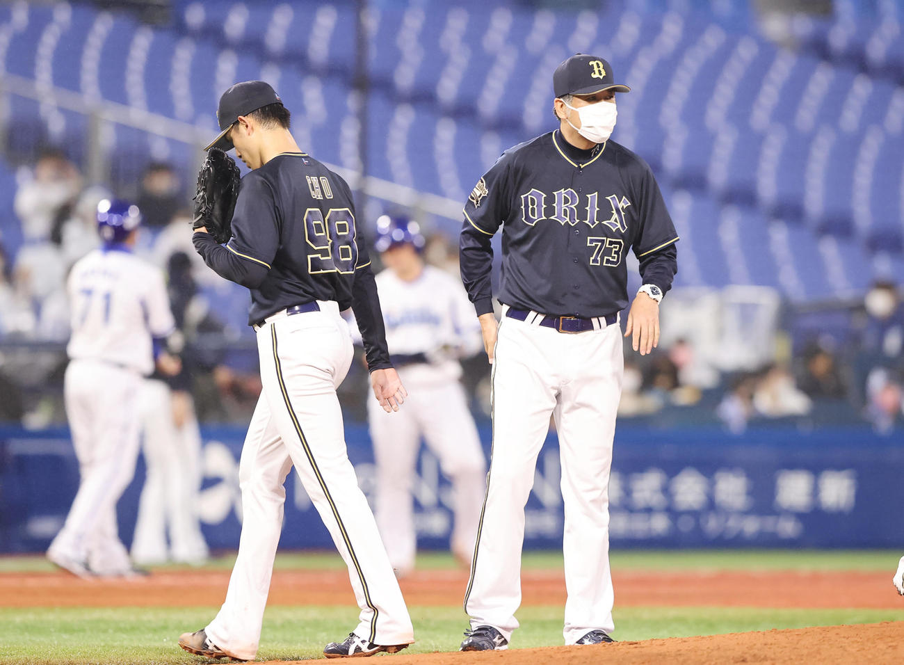 DeNA対オリックス　3回裏DeNA1死満塁、降板する張（左）（撮影・垰建太）