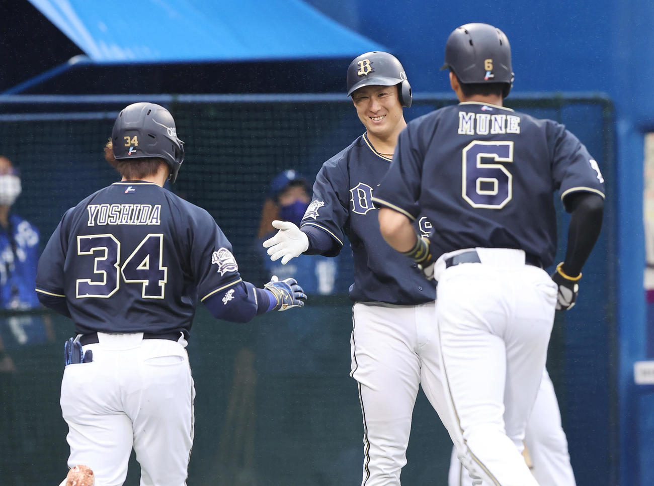 DeNA対オリックス　1回表オリックス1死一塁、右中間に先制の2点本塁打を放った吉田正（左）と宗（右）を笑顔で出迎える杉本（撮影・垰建太）