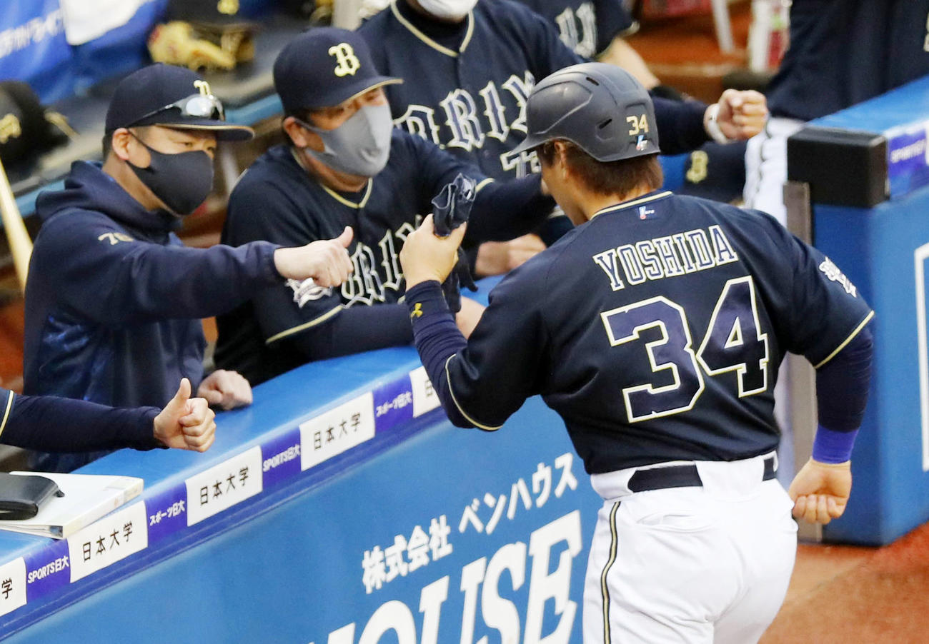1回、押し出し四球で生還した吉田正を迎えるオリックス・中嶋監督（左）（共同）