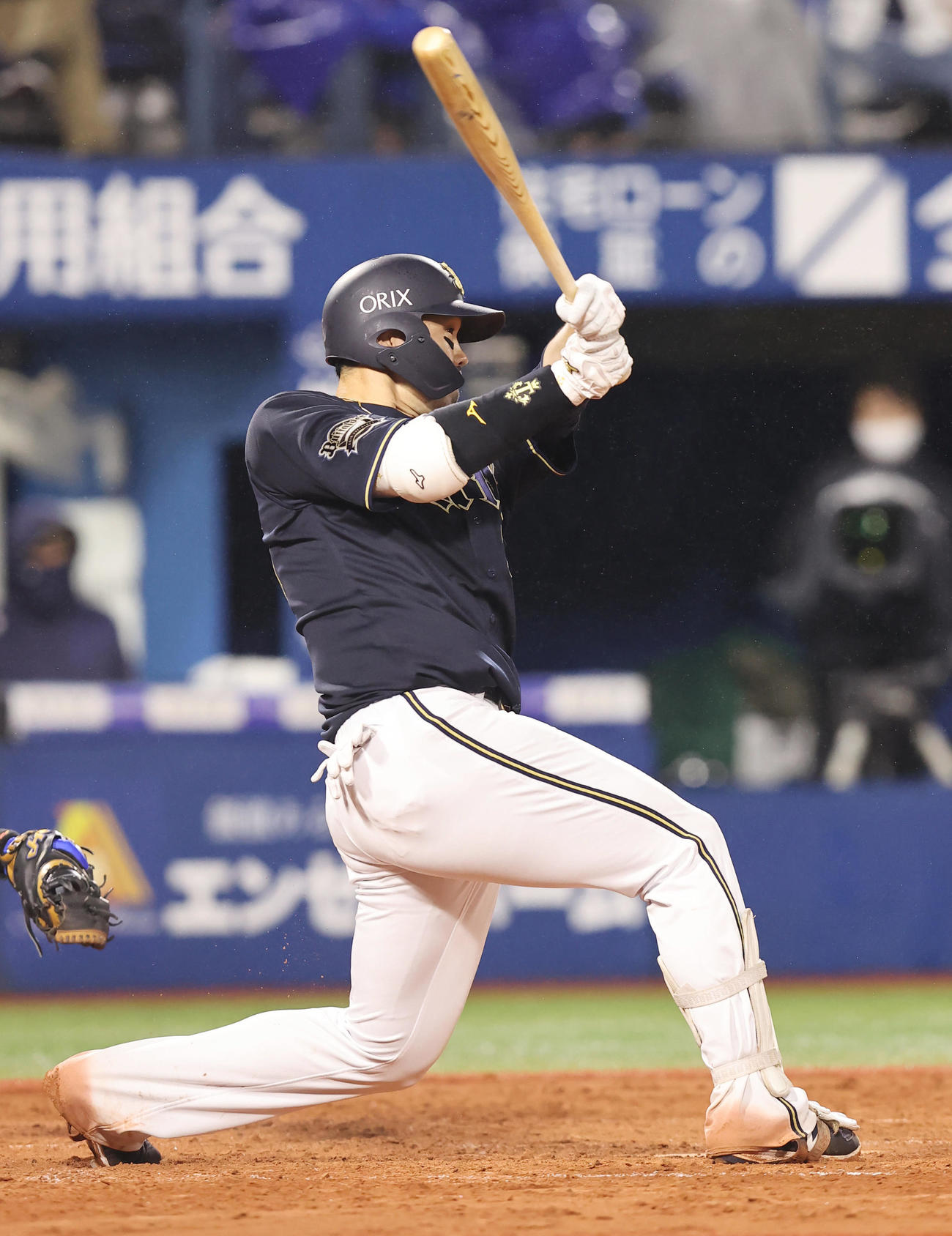 DeNA対オリックス　4回表オリックス無死一、二塁、右前打を放つT－岡田（撮影・垰建太）