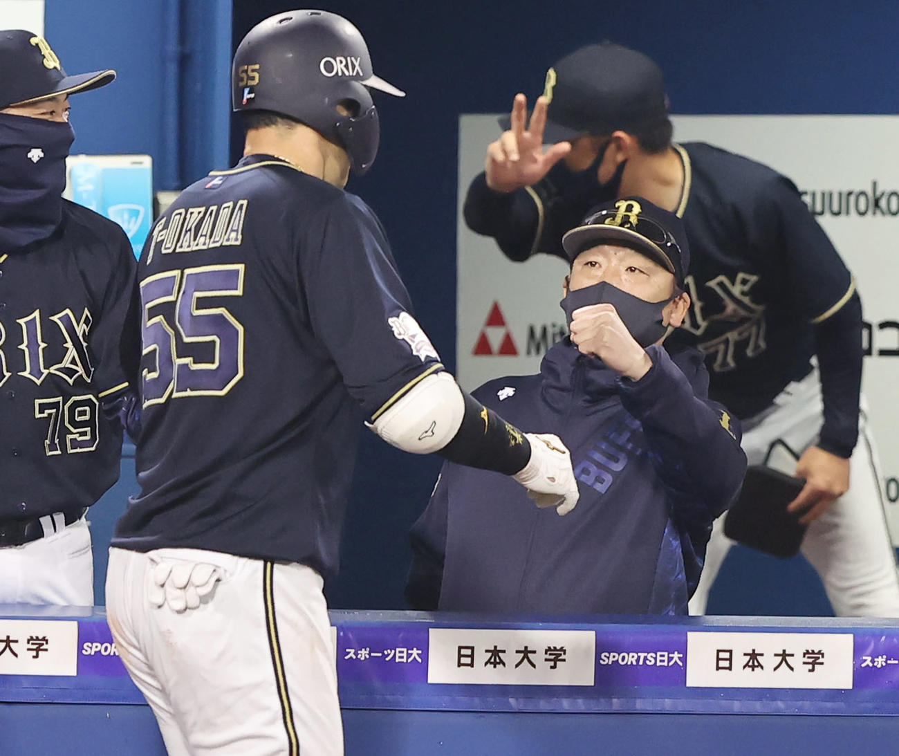 DeNA対オリックス　6回表オリックス無死、ソロ本塁打を放ったT－岡田を出迎える中嶋監督（右）（撮影・垰建太）
