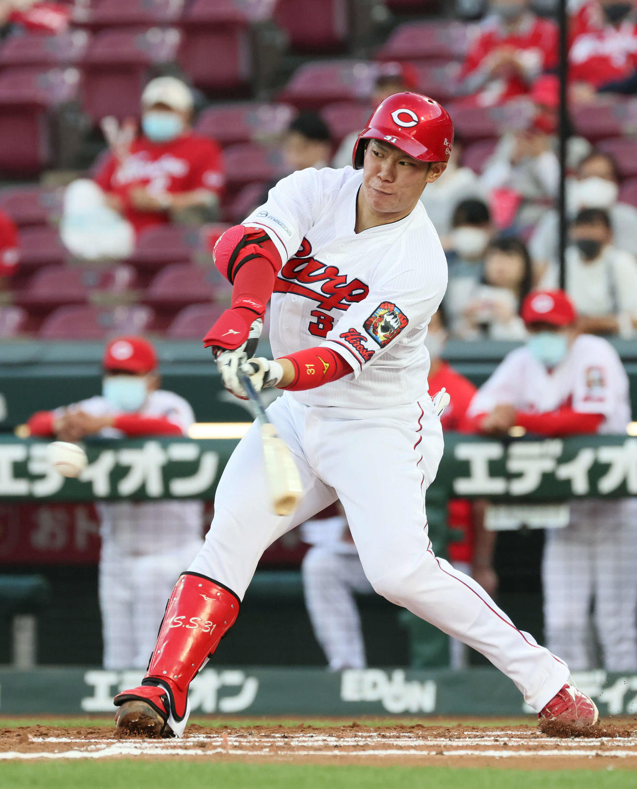 広島対西武　2回裏広島無死一、三塁、坂倉は右適時打を放つ（撮影・加藤孝規）