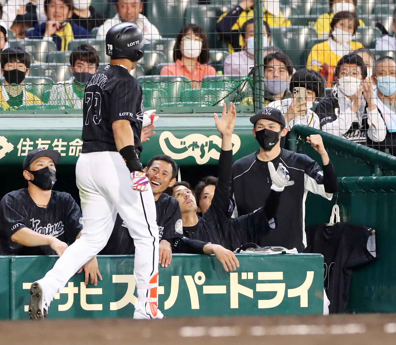 阪神対ロッテ　8回表ロッテ無死、佐々木朗（右）は左越え本塁打を放ったマーティンを笑顔で迎える（撮影・加藤哉）
