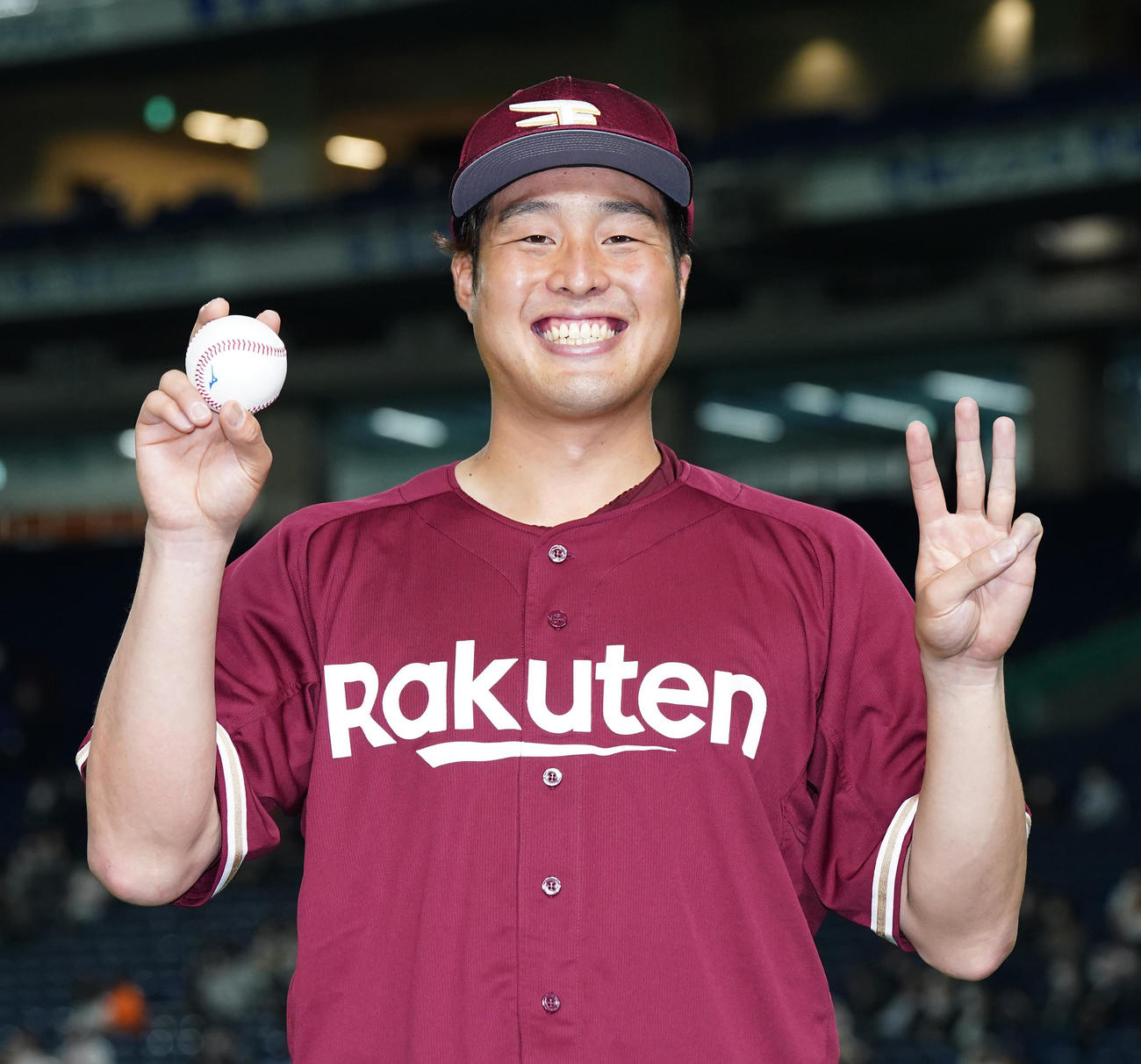 今季3勝目を挙げ、ウイニングボールを手に笑顔を見せる楽天滝中（撮影・菅敏）