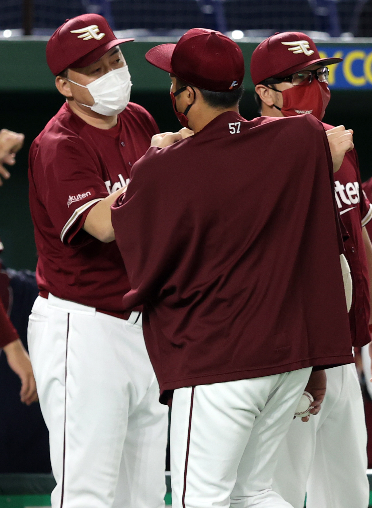 巨人対楽天　試合後、滝中（手前）を迎える石井GM兼監督（撮影・狩俣裕三）