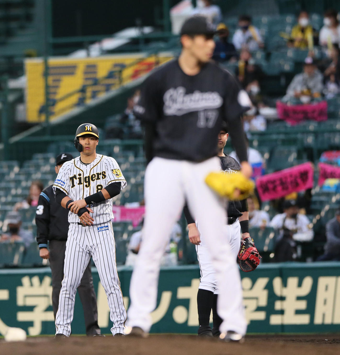 阪神対ロッテ　2回裏阪神無死一、三塁、佐藤輝（左）は佐々木朗から左前適時打を放つ（撮影・上山淳一）