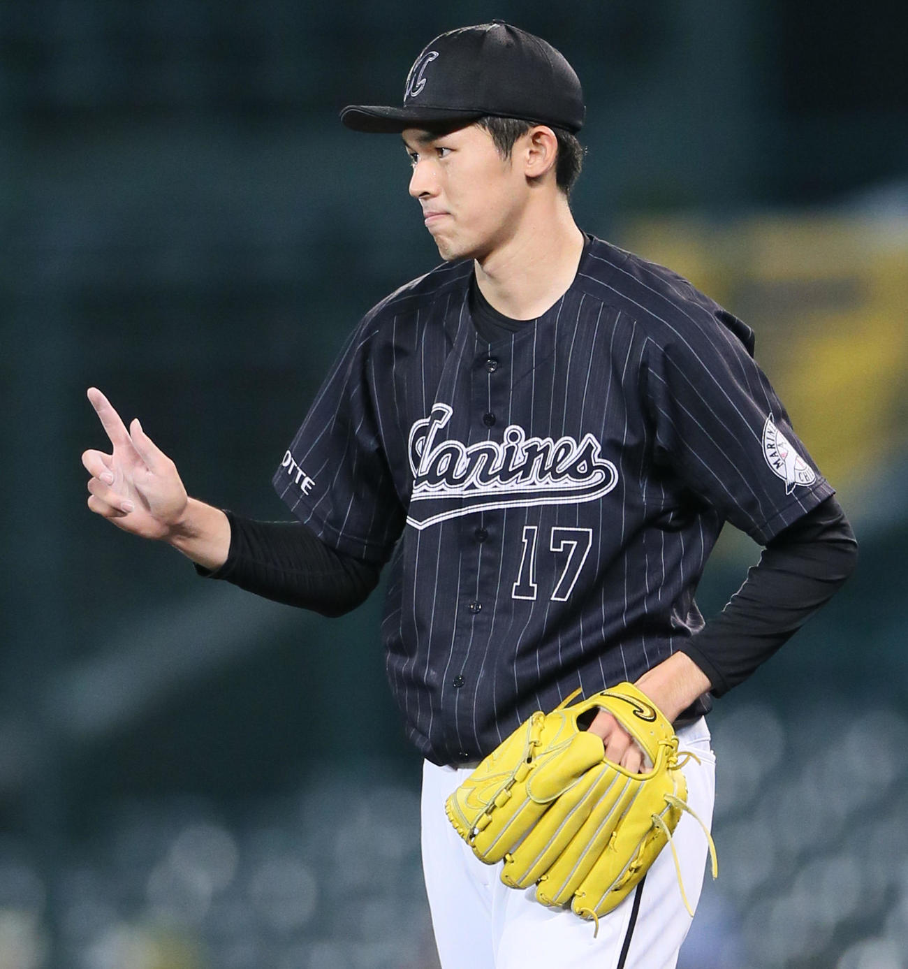 阪神対ロッテ　ナインに合図を送るロッテ佐々木朗（撮影・上山淳一）