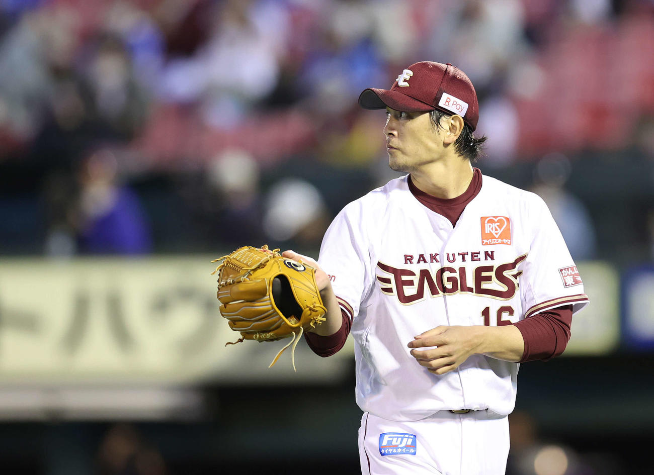楽天対DeNA 3回表を終え、引き上げる涌井（撮影・河野匠）