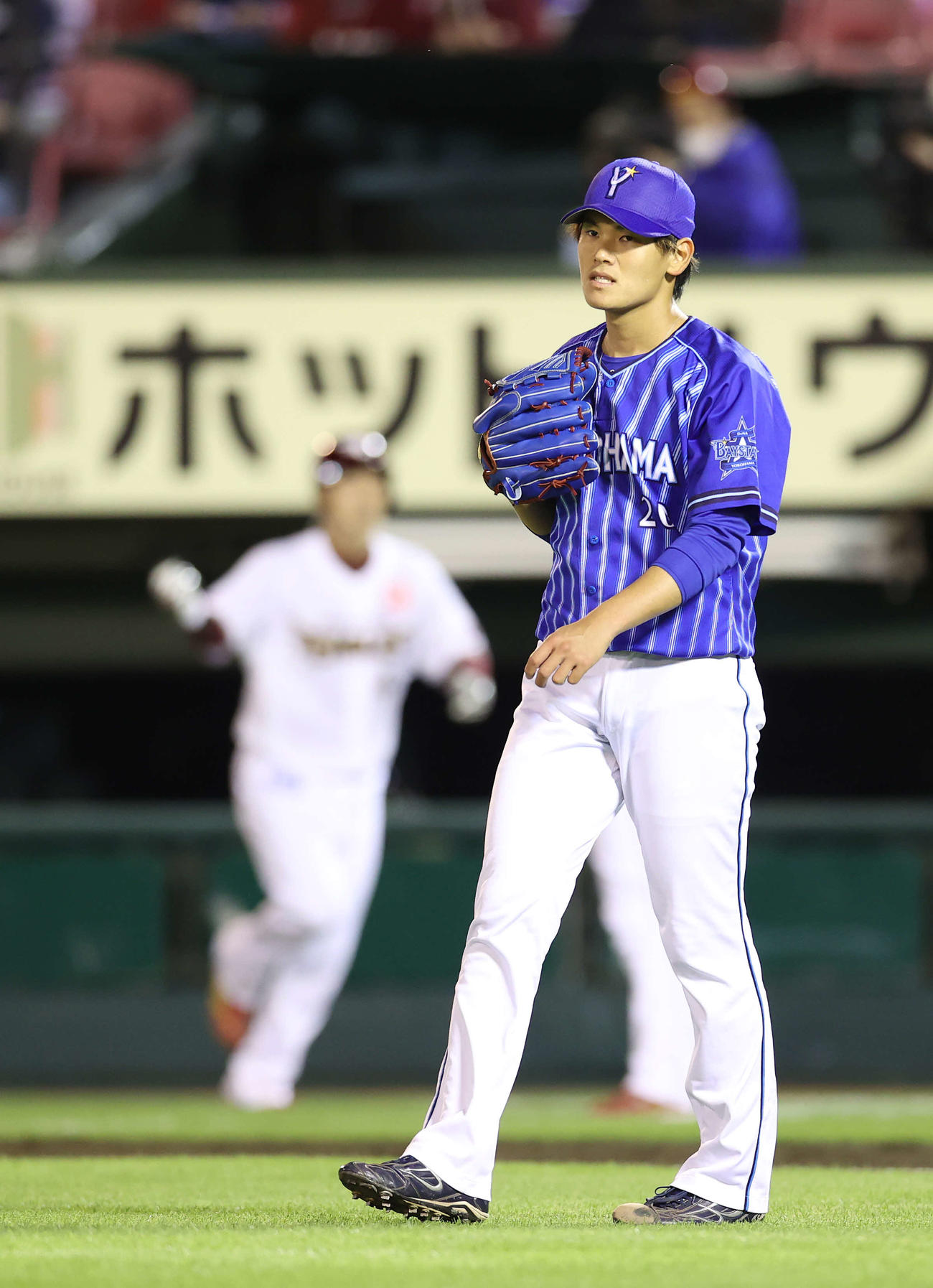 楽天対DeNA 4回裏楽天1死二、三塁、足立（後方）にスクイズを許し悔しそうな表情を見せる坂本（撮影・河野匠）