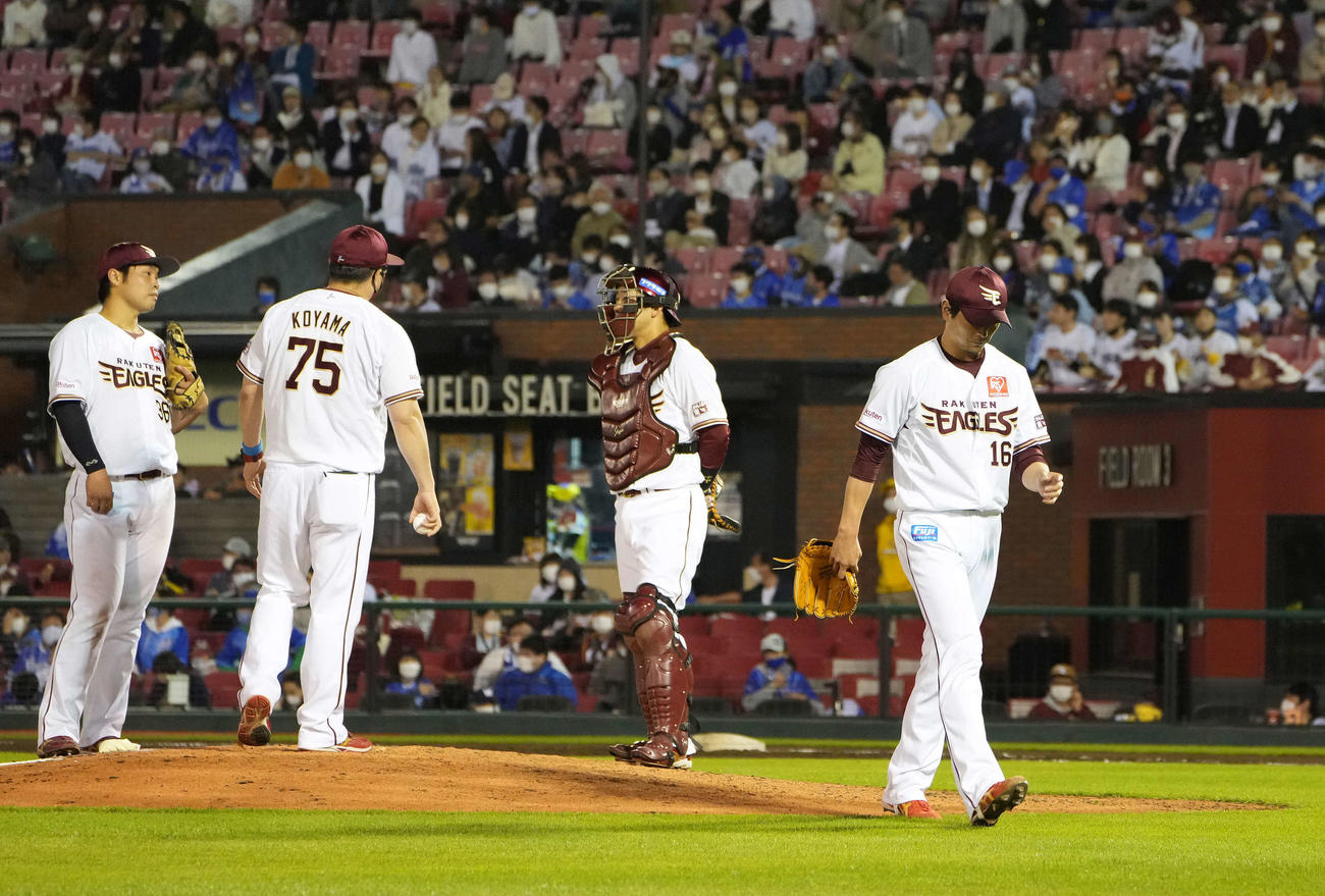 楽天対DeNA 6回表DeNA2死、逆転を許し降板となる涌井（右）（撮影・河野匠）
