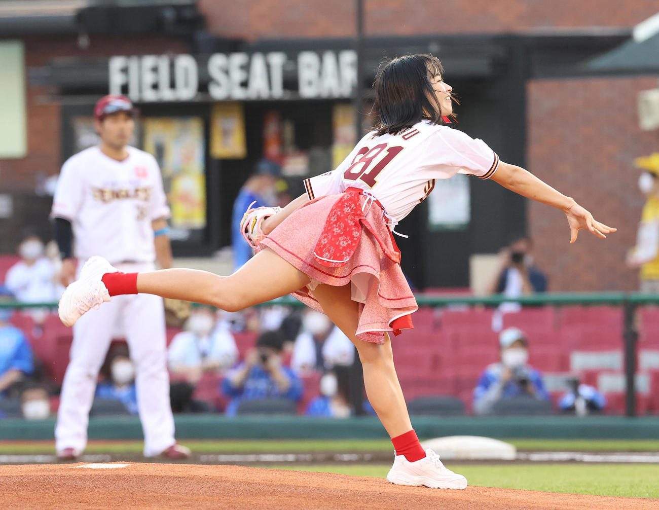 楽天対DeNA　始球式を行った全力少女Rの百川晴香（撮影・河野匠）