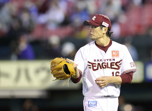 楽天対DeNA 3回表を終え、引き上げる涌井（撮影・河野匠）