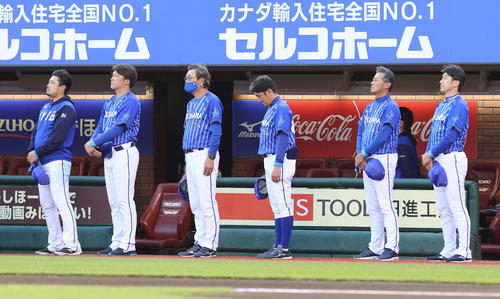 楽天対DeNA　試合前の君が代演奏で整列するDeNAの監督・コーチ陣。右から三浦監督、青山コーチ、永池コーチ、田代コーチ、小池コーチ、嶋村コーチ（撮影・河野匠）