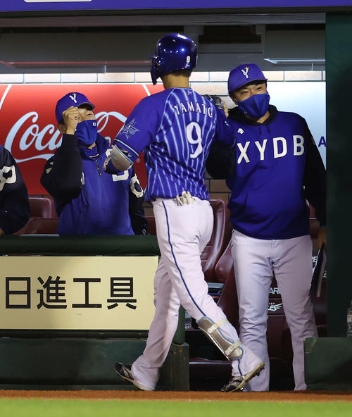 楽天対DeNA 6回表DeNA2死一、二塁、左越え3点本塁打を放った大和（手前）を笑顔で迎える三浦監督（左）（撮影・河野匠）