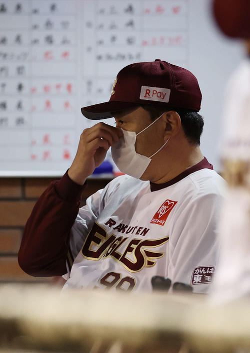 楽天対DeNA 7回表、DeNAに追加点を許しベンチで険しい表情の石井監督（撮影・河野匠）