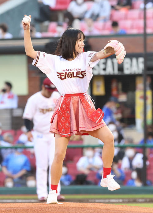 楽天対DeNA　始球式を行った全力少女Rの百川晴香（撮影・河野匠）