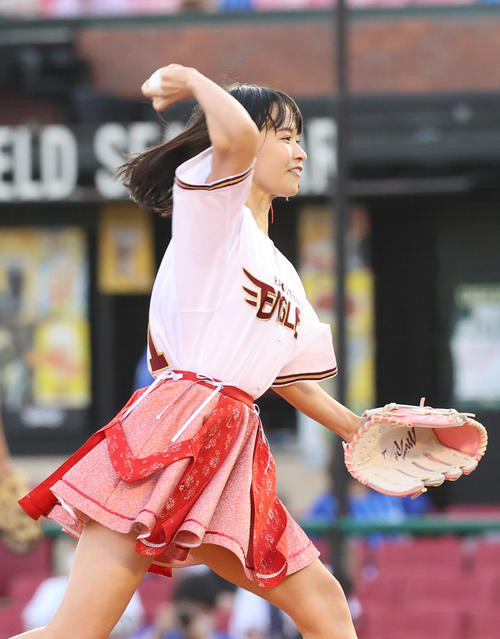 楽天対DeNA　始球式を行った全力少女Rの百川晴香（撮影・河野匠）