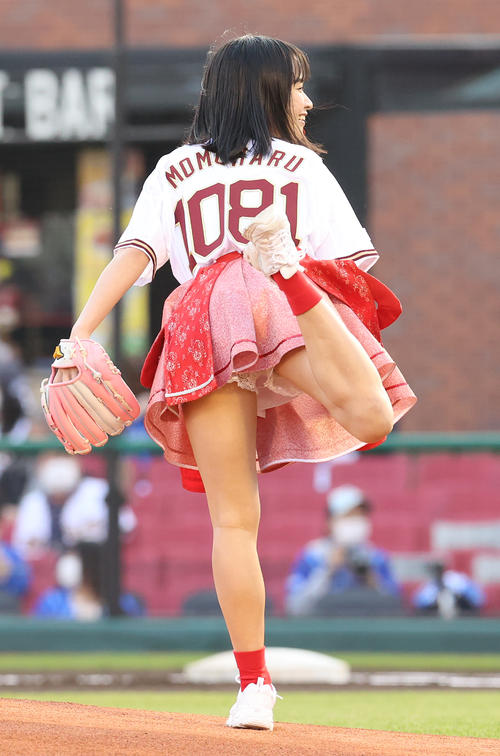 楽天対DeNA　始球式を行った全力少女Rの百川晴香（撮影・河野匠）