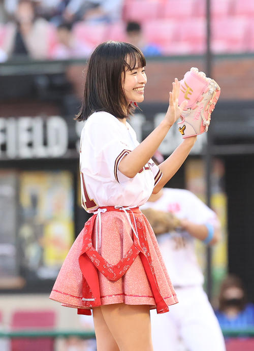 楽天対DeNA　始球式を行った全力少女Rの百川晴香（撮影・河野匠）