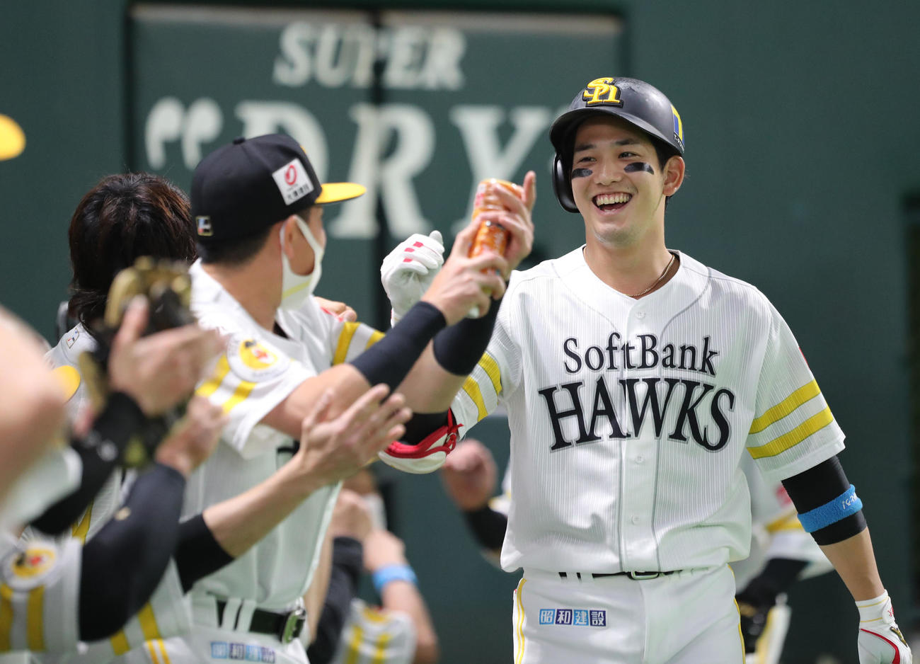 ソフトバンク対巨人　1回裏ソフトバンク1死二塁、栗原陵矢は右越えに同点となる2点本塁打を放ち笑顔（撮影・梅根麻紀）
