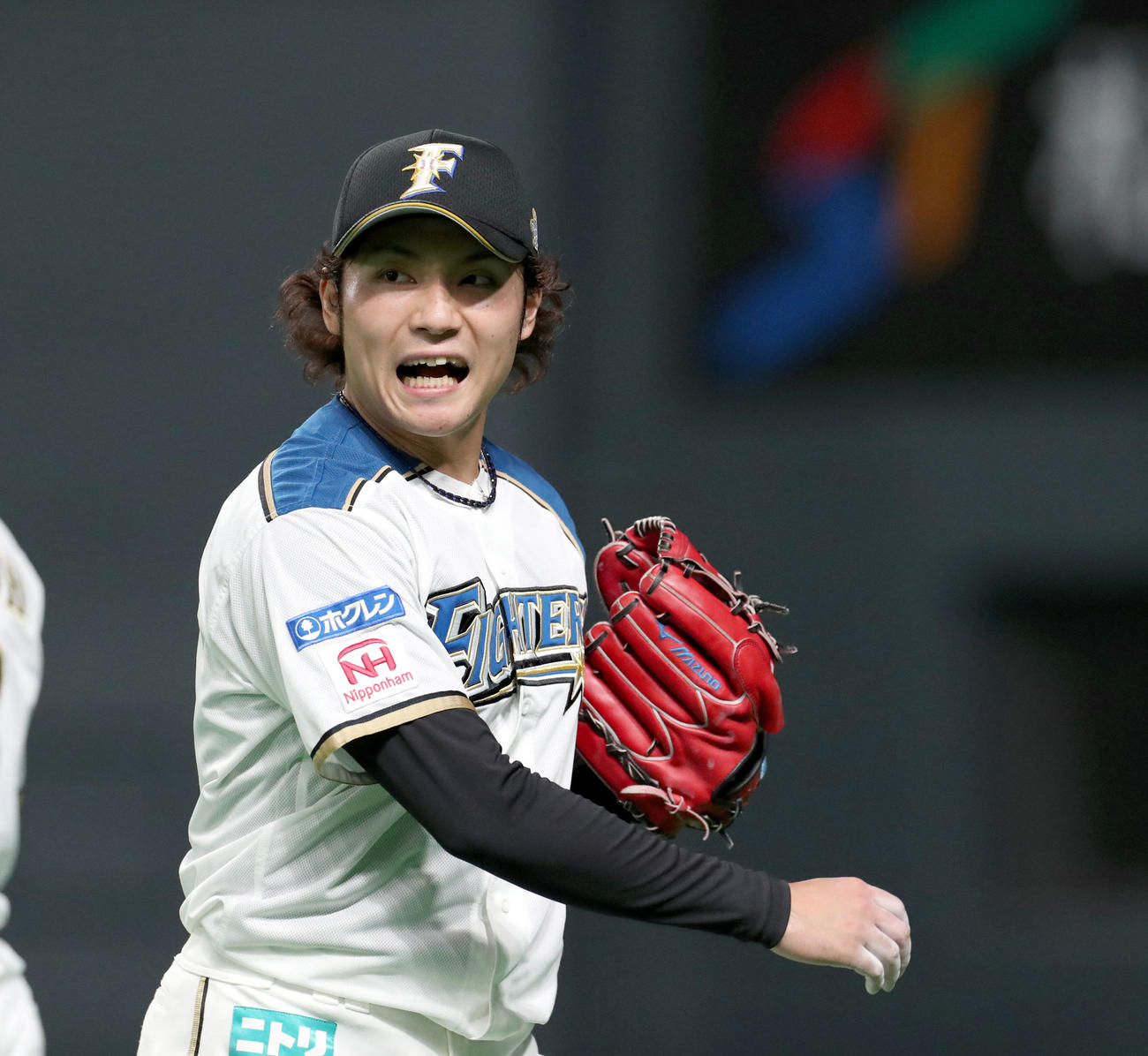 日本ハム対中日　失点するも気合の入った表情でベンチに戻る日本ハム伊藤（撮影・佐藤翔太）