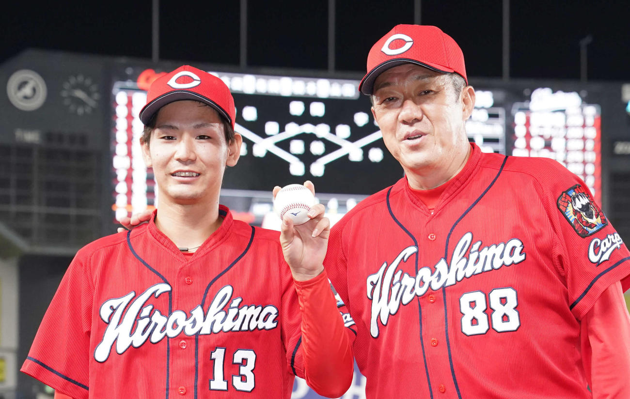広島対ロッテ　プロ初勝利の広島森浦（左）は佐々岡監督から祝福を受ける（撮影・鈴木みどり）