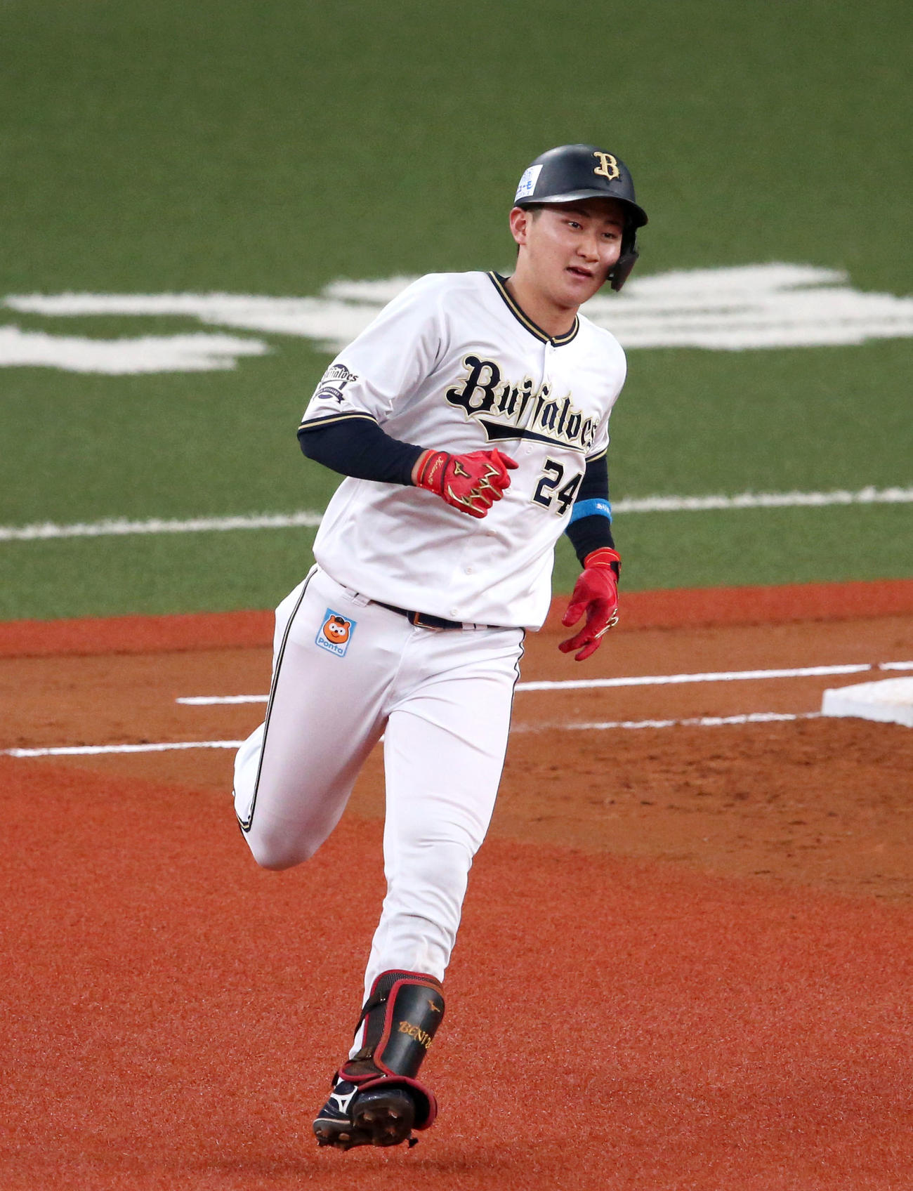 オリックス対ヤクルト　3回裏オリックス1死一塁、紅林弘太郎は左中間越え2点本塁打を放ちベースランする（撮影・上山淳一）