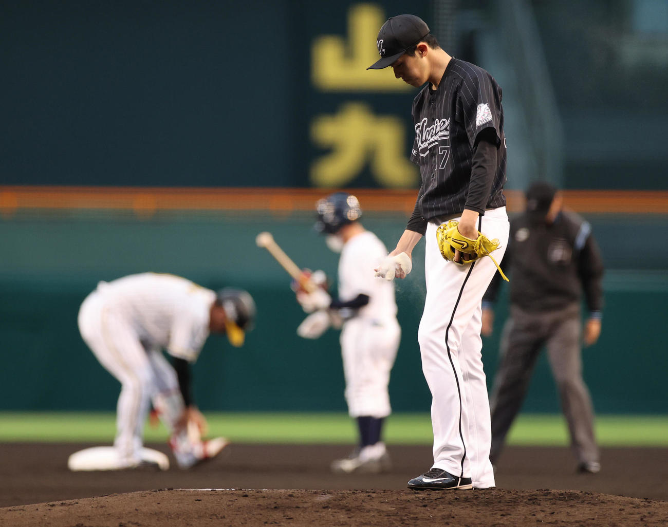 阪神対ロッテ　2回裏阪神無死、大山に右中間をやぶる二塁打を許すロッテ佐々木朗（撮影・清水貴仁）