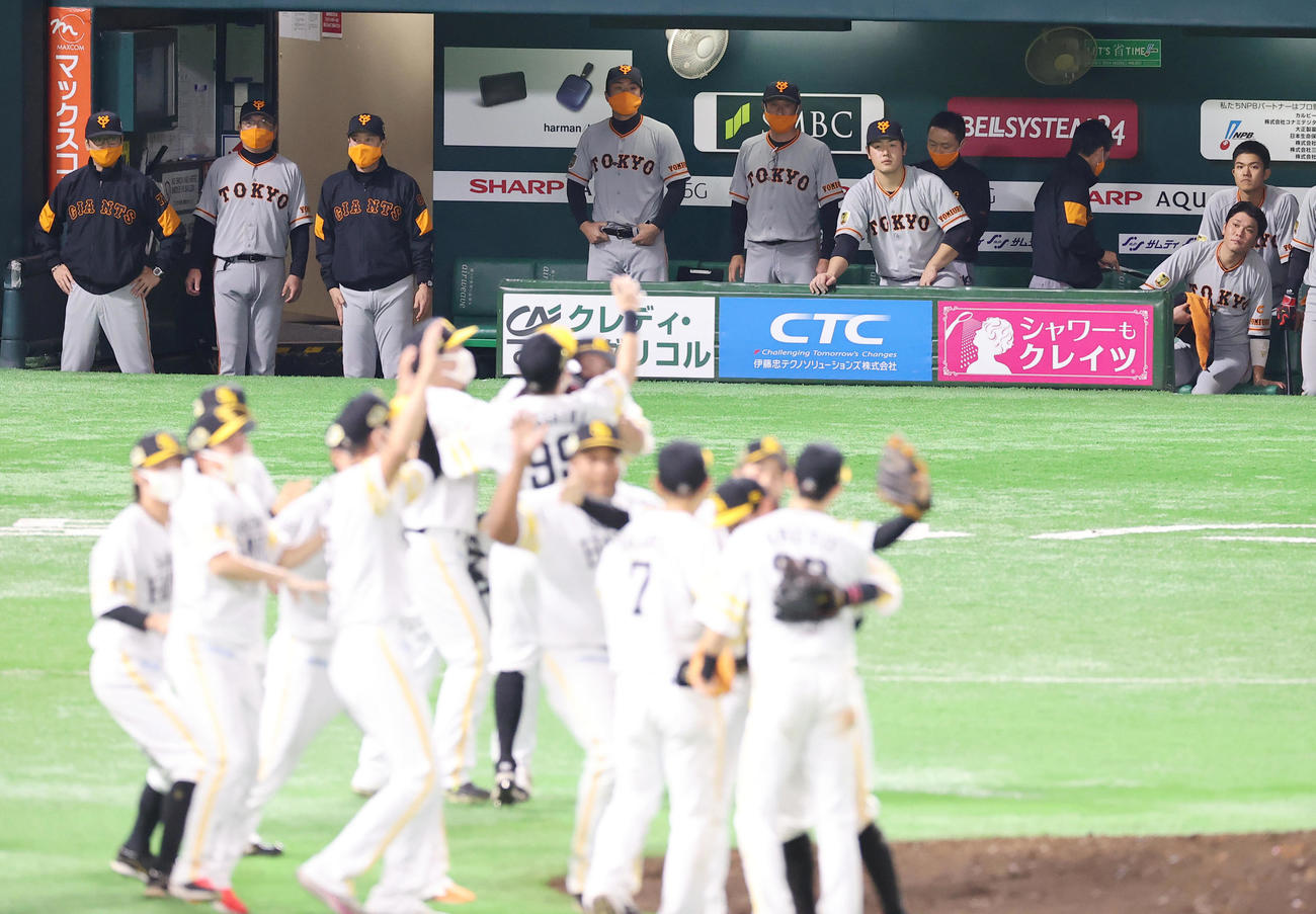 日本シリーズ2020第4戦　ソフトバンク対巨人　試合に敗れ優勝を逃した巨人原辰徳監督（左から3人目）らナインは喜ぶソフトバンクナインを悔しげに見つめる（2020年11月25日撮影）