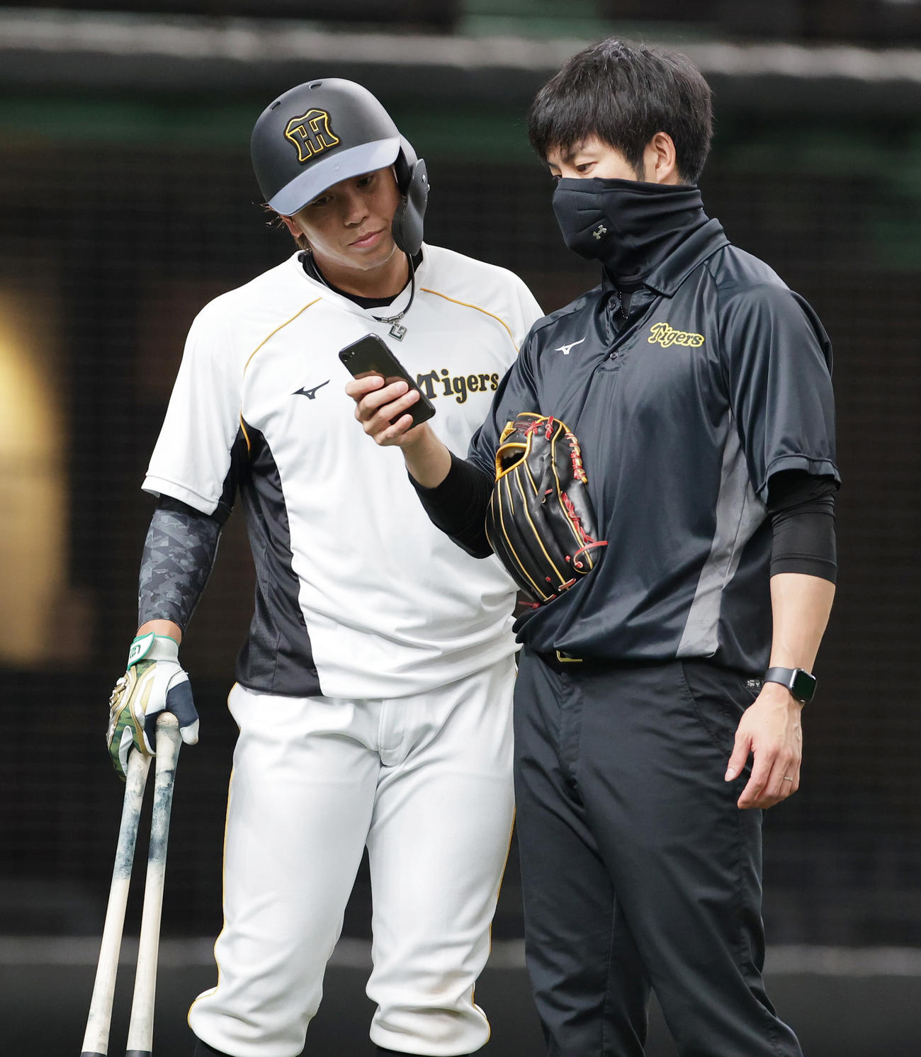 西武対阪神　緒方広報（右）に打撃動画を撮影してもらい確認する梅野（撮影・清水貴仁）