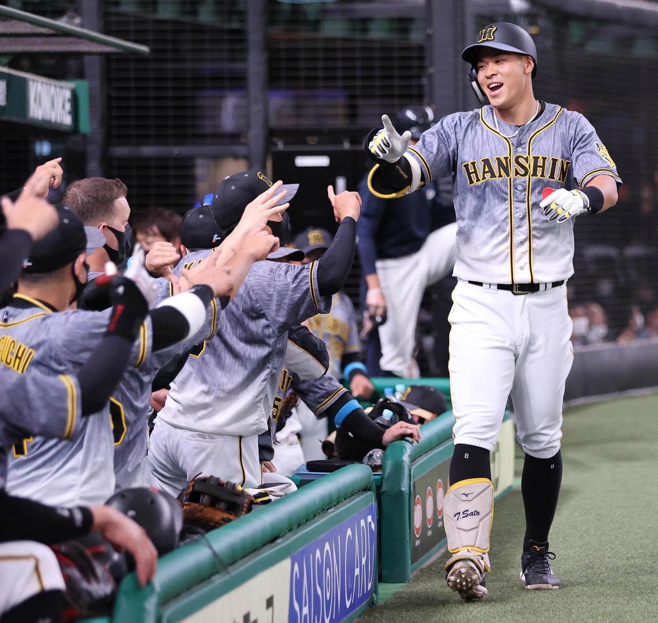 西武対阪神　2回表阪神無死、中越え先制本塁打を放ち生還する佐藤輝（撮影・清水貴仁）