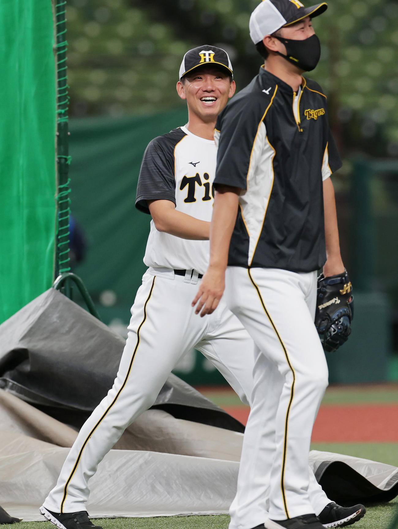 西武対阪神　マウンドを確かめ笑顔で移動する伊藤将（左）（撮影・清水貴仁）