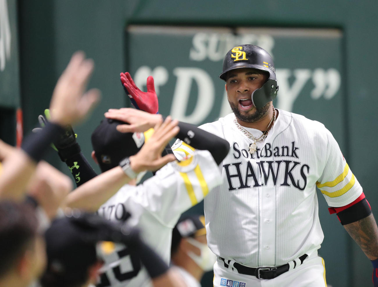 ソフトバンク対巨人　2回裏ソフトバンク1死、バレンティンは左越えに勝ち越し本塁打を放ちベンチのナインとハイタッチ（撮影・梅根麻紀）