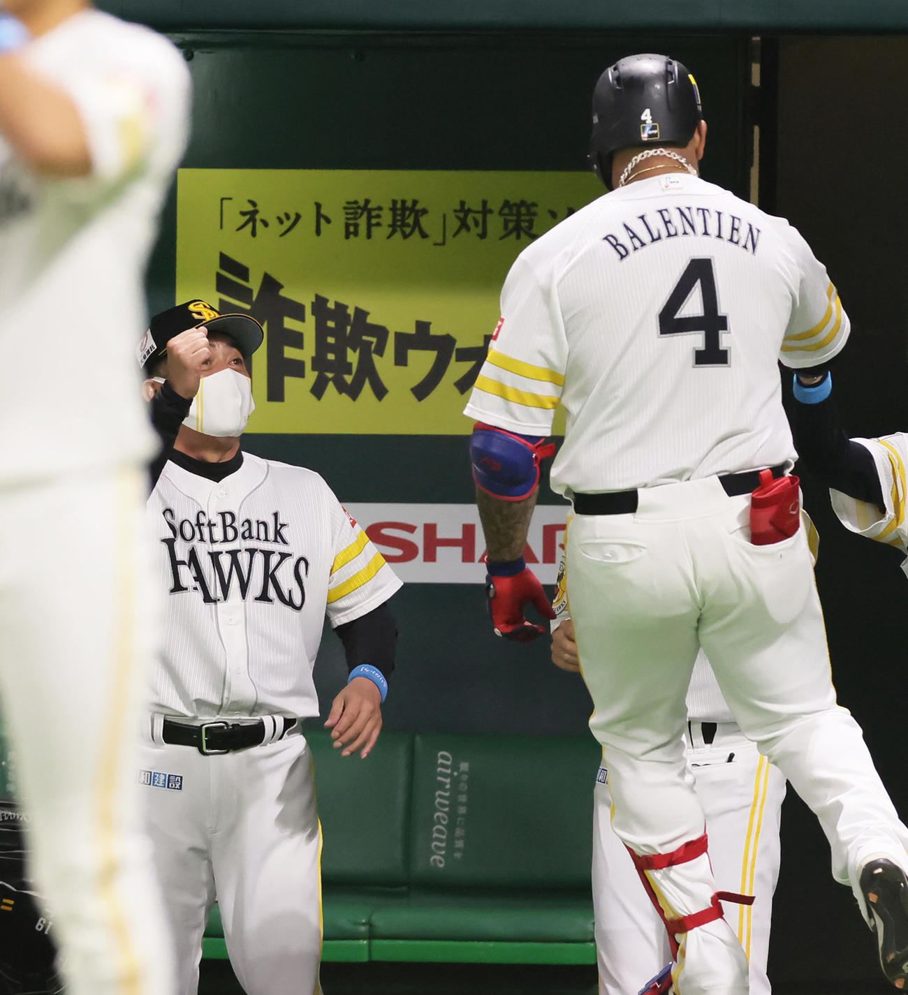 ソフトバンク対巨人　2回裏ソフトバンク1死、左越え本塁打を放ったバレンティン（右）を迎える工藤監督（撮影・足立雅史）