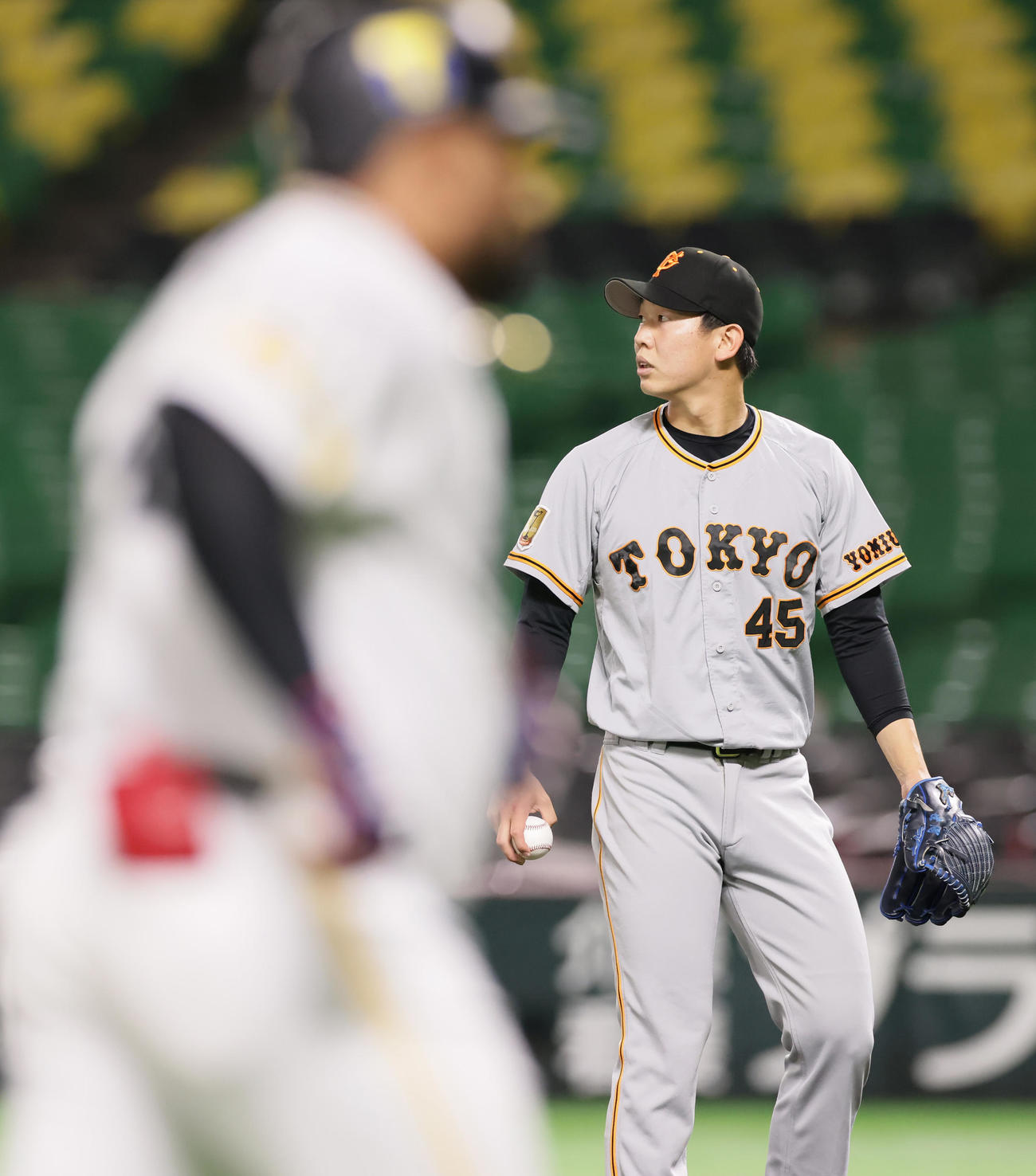 ソフトバンク対巨人　2回裏ソフトバンク1死、バレンティン（左）に左越え本塁打を浴びた畠（撮影・足立雅史）