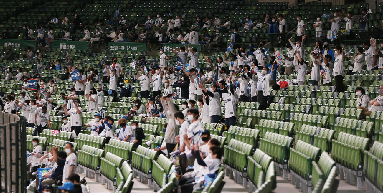 西武対阪神　5回裏西武無死二塁、川越の登場曲にラジオ体操第1が流れ、体操をする西武ファン（撮影・野上伸悟）