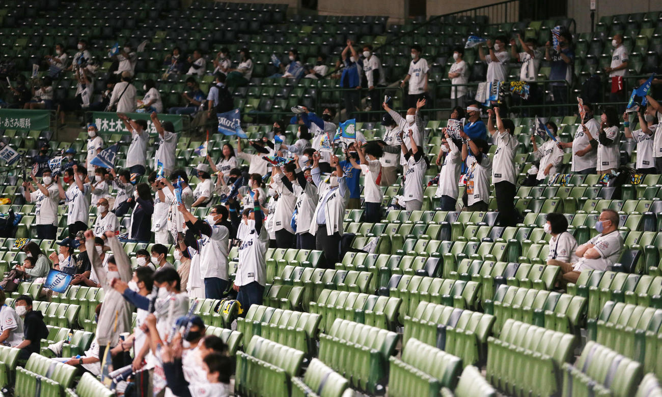 西武対阪神　5回裏西武無死二塁、川越の登場曲にラジオ体操第1が流れ、体操をする西武ファン（撮影・野上伸悟）
